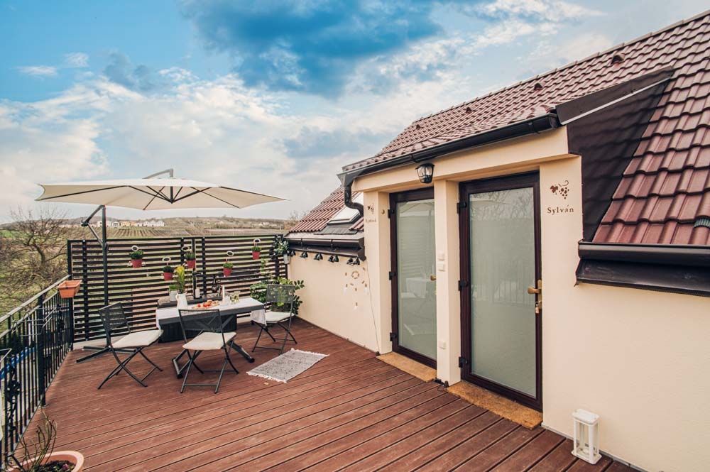 Terasa apartmánu s výhledem do vinic